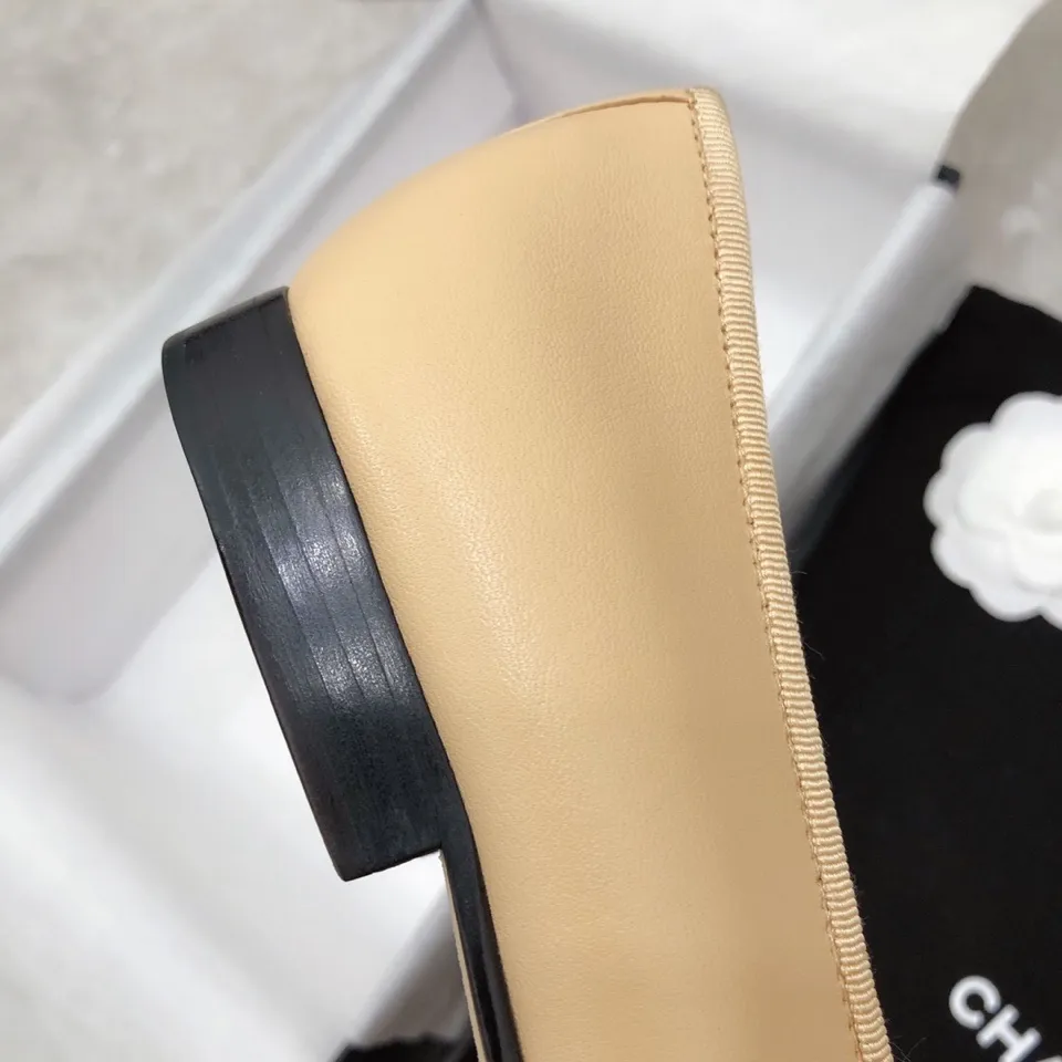 👟👟Ex-factory price 440👟👟 Chanel has been upgrading Chanel shoes ~ 2021ss top version HK overseas purchasing original cut at 1:1 Chanel Chanel Eternal Classic Bow Round Toe Ballet Shoes There are not many good quality, truly no pressure to enter and exit the counter. Regardless of the last type, leather material selection, and manufacturing process, they are all genuine craftsmanship and very sophisticated. ◾️Fabric: Mixed sheepskin imported from Italy ◾️Lining: Imported sheepskin (sweat-absorbent and soft) ◾️Sole: Italian special A-grade genuine leather sole (not ordinary thin sole in the market) ◾️Size: 35-39 [34 40 41 42 43 customization is not returnable]